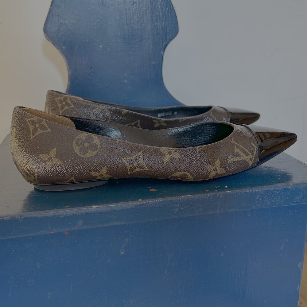 Louis Vuitton Monogram Leather Flats – Pointed Toe – Size 6.5